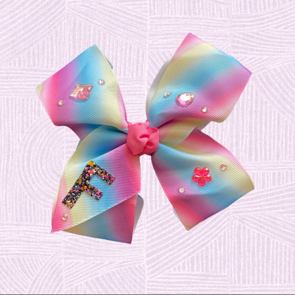 🌸 Handcrafted 5 inch hair bow with glitter letter “F” 🎀